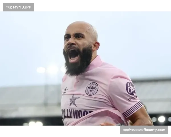 镜头聚焦：布伦特福德边锋姆贝乌莫突破后精准传中，助攻队友头球中柱。